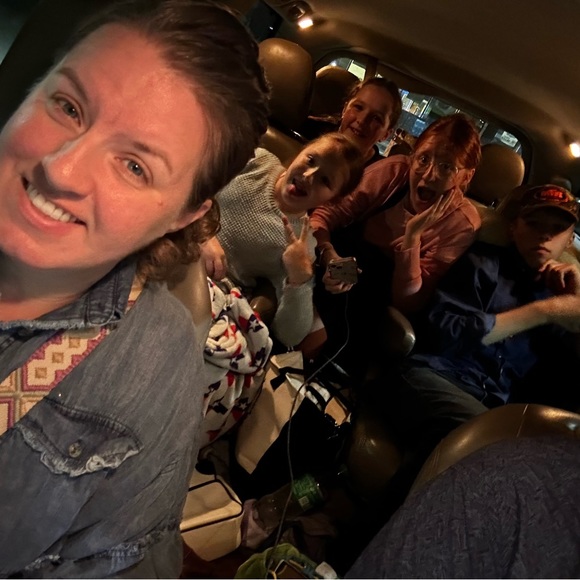 Hi! I’m Krystine! Always looking for bundles to buy! Ladies clothes from xs-xl. - Picture 8 of 11